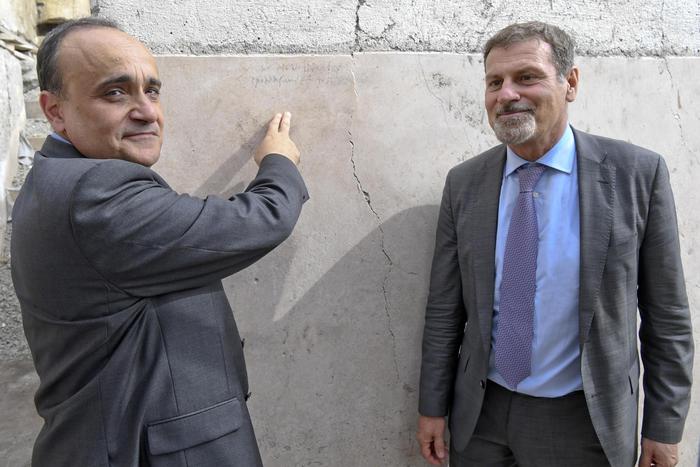 Talijanski ministar kulture Bonisoli i direktor Arheološkog parka Osanna pred grafitom